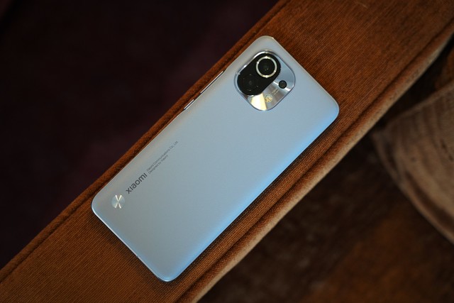 小米11真机图赏素皮版是最爱蓝色版也吸引眼球