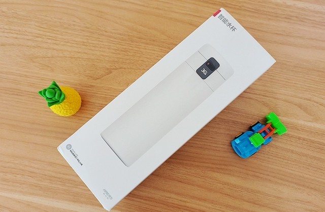 华为智选oled智能保温杯外包装的设计风格还是比较简洁的,整体风格以