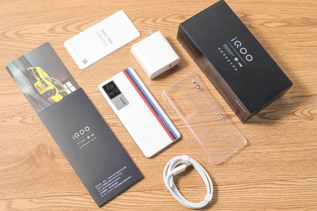 打开黑色的手机包装盒,里面除了一部iqoo 7真机,还配备有使用说明书