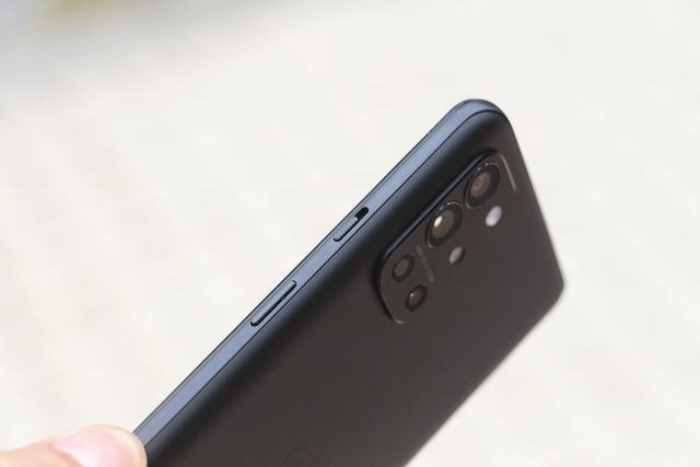 一加 9r的摄像头模组采用了和一加9系列相同的矩阵式排列设计,摄像