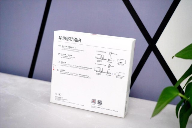 华为移动路由的全家福:移动路由主机,电源适配器,支架,纸质 说明书