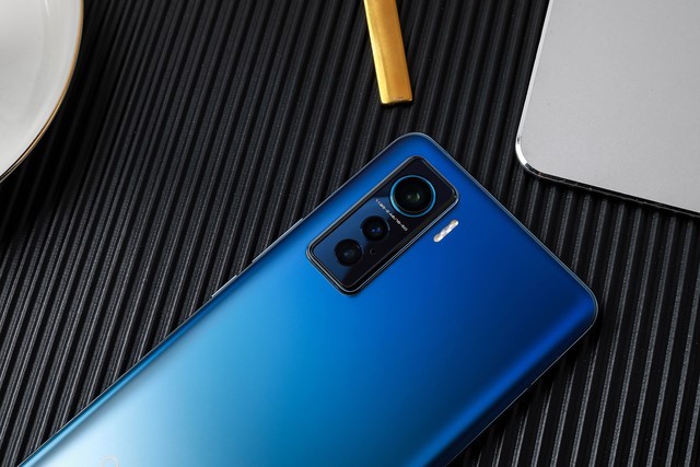 iqoo5轻薄高刷超能水桶机真机鉴赏