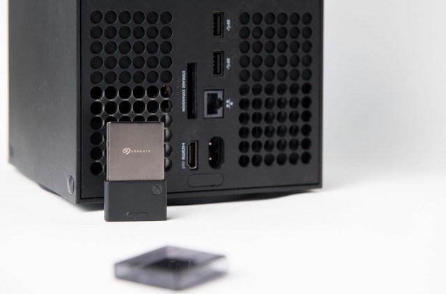 而且插入接口后,希捷xsx/s扩展卡凸出的部分不到2cm,甚至比电源线