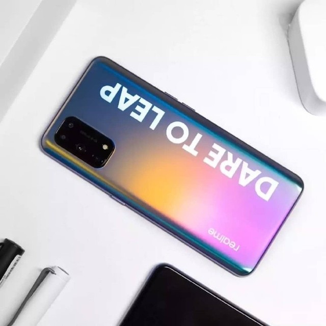 图赏:真我x7也在背后加入了大字母的设计元素