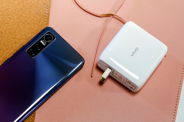 vivo65w多口快充上手多个设备同时充电