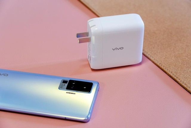 vivo 65w多口快充上手:多个设备同时充电