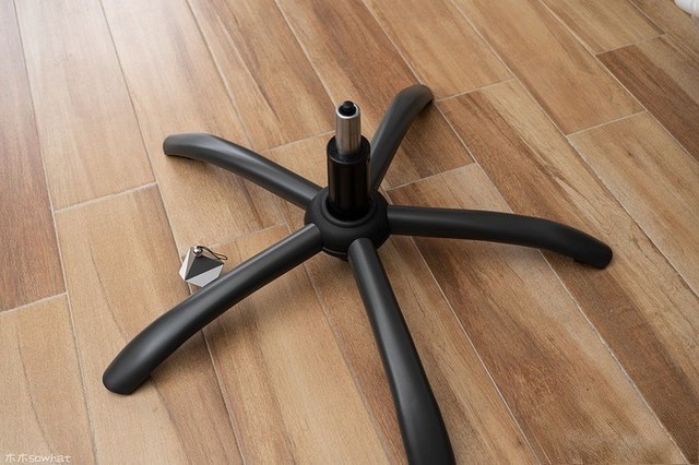 气压杆和脚架的安装非常简便,只需要将气压杆对准脚架中部的洞口插入