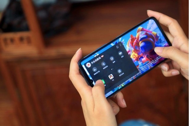 对这款手机感兴趣,关注华为体验店荒野乱斗城市赛,既有精彩的游戏赛事