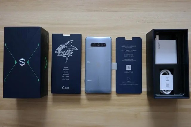 无论是手机的外包装盒,还是内部的摆放及其附件,黑鲨4均与黑鲨4