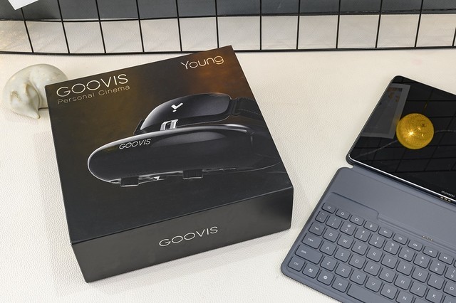 鼻尖上的800吋巨幕,GOOVIS Young头戴显示器体验