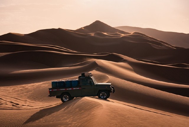 巴丹吉林沙漠深处巧克力一样的沙丘