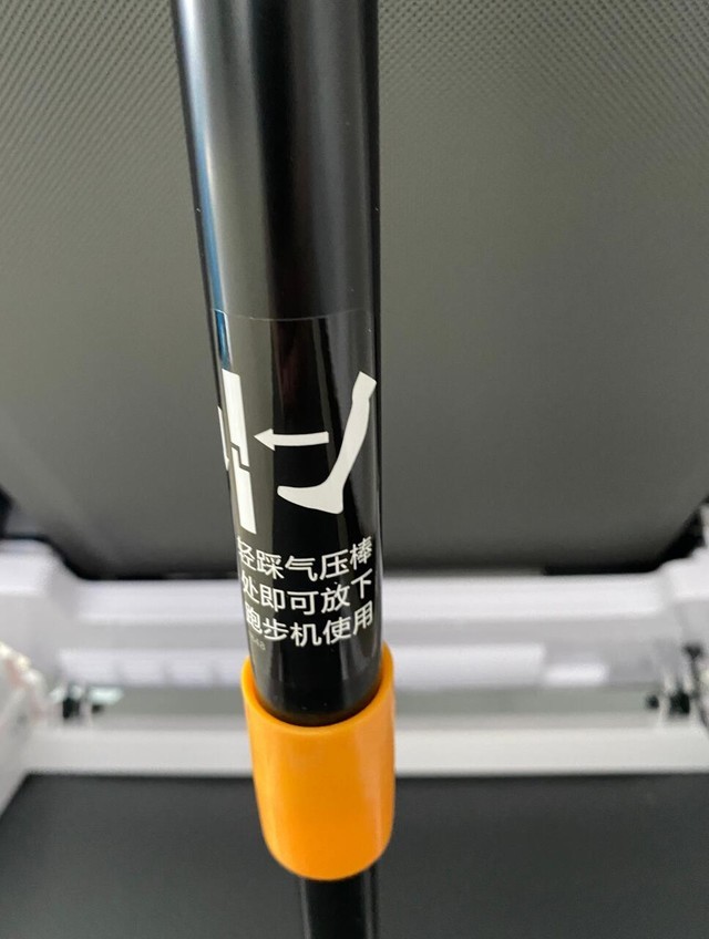 便于清扫空间灰尘,轻踩气压棒就可以放下跑步机使用,相当方便