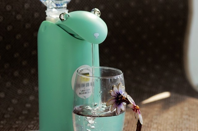 小巧便携,萌趣可爱:米因迷你小型三合一即热式饮水机