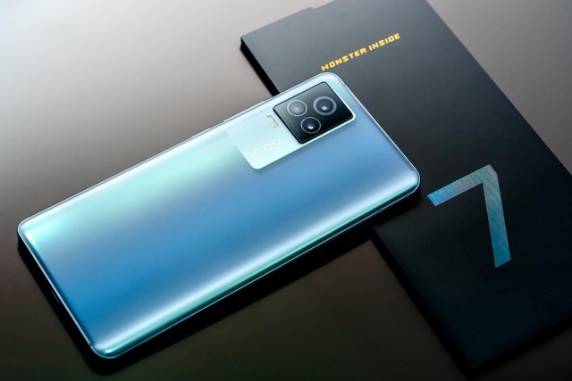 iqoo7旗舰测评120w充电头加72万跑分