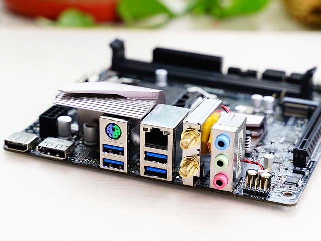i5+B460+2060S攒ITX主机,蓝天白云般的配色,充满了夏天的气息