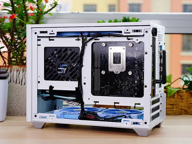 i5+B460+2060S攒ITX主机,蓝天白云般的配色,充满了夏天的气息