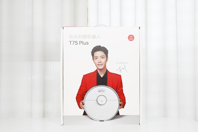 产品型号和石头科技的标识,最醒目的还是石头品牌代言人肖战的形象图