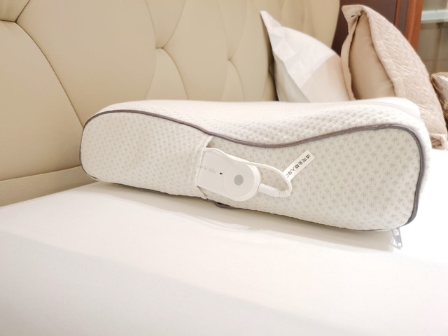 planet 智能乳胶枕,好睡眠带来好心情▲充电完毕后,将控制器与枕头