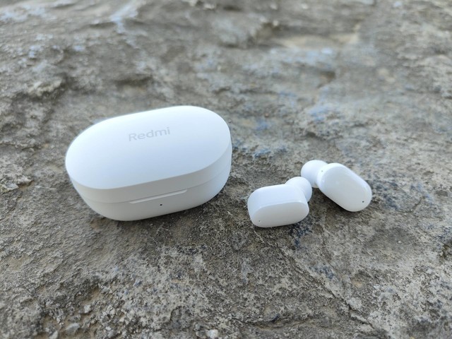 除了耳机以及充电仓以外,配件比较经典,一根20cm的充电线,一本薄薄的