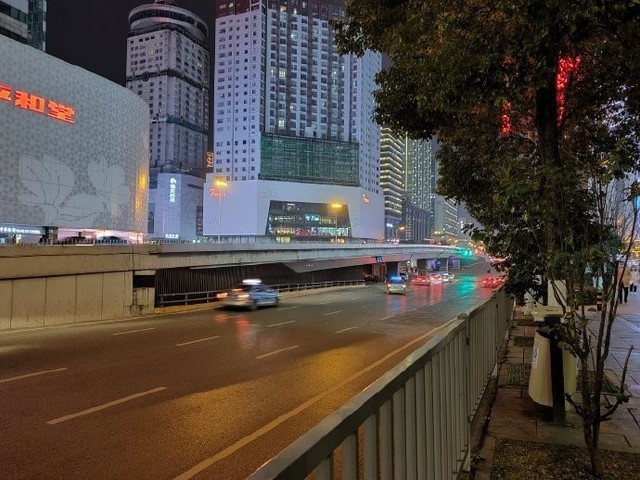 reno5 pro 对于墙面上的一些划痕与印记的还原要更为到位,而小米11则