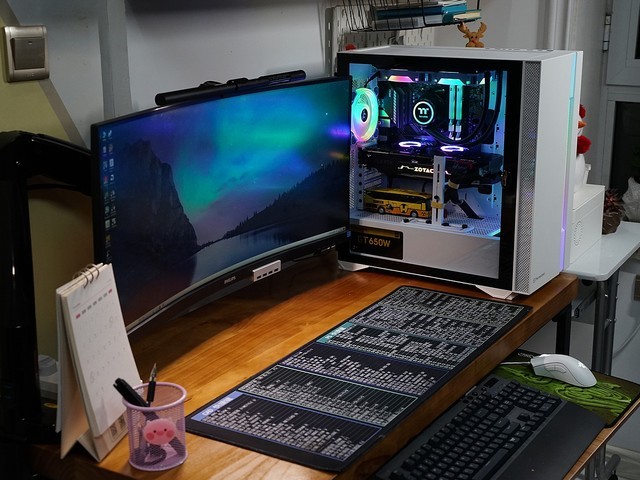 ▼ h6的前面板有条形rgb ▼ 电脑桌尺寸为120*60*75mm,5cm板厚实木