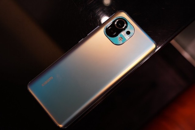 这次的小米11有五款配色的机型,其中黑色,白色与蓝色都是运用了ag磨砂