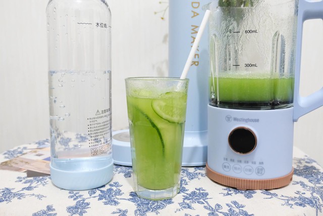 倒入青提黄瓜汁,再加入气泡水,鲜榨的黄瓜青提超好闻,满满的都是夏天