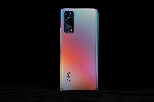 iQOO Z3 评测:120Hz竞速屏 千元性能新标杆