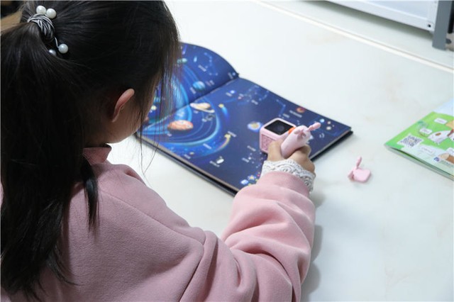 家长不用愁,启蒙教育就这么简单!小木百变悟空点读机器人体验