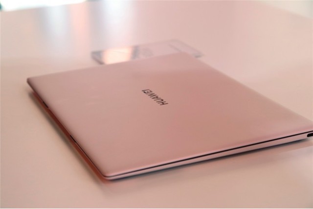 介绍一下:这是樱语粉华为matebook x,猛男最爱配色?