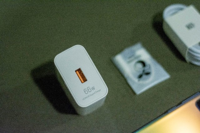 续航: 荣耀v40配备了4000mah的电池并辅以66w有线快充,pro版本还支持