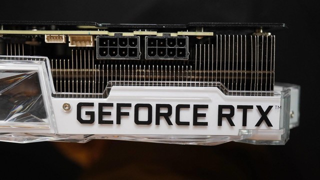 又大又白的显卡 影驰GeForce RTX3070 星曜