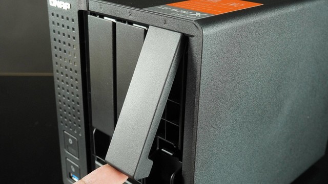 万兆NAS剪4K!威联通QNAP TS-532X+希捷酷狼