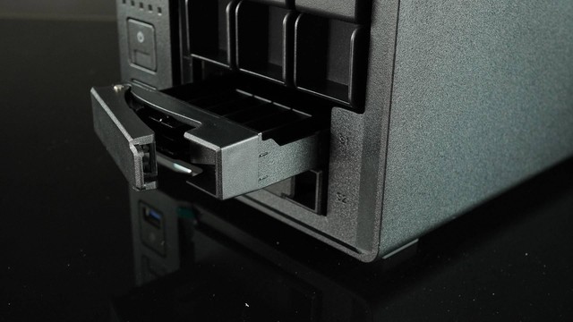 万兆NAS剪4K!威联通QNAP TS-532X+希捷酷狼