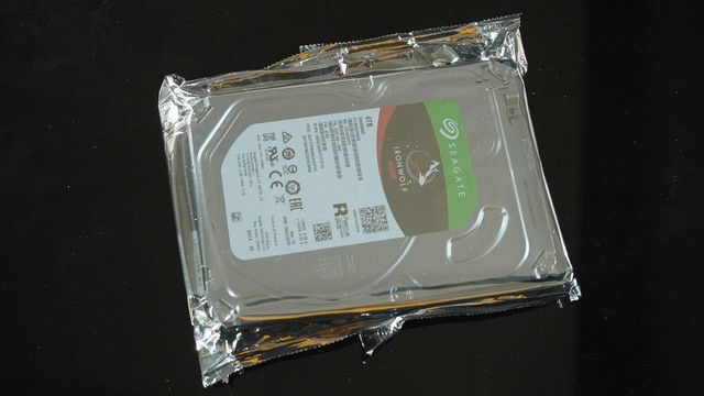 万兆NAS剪4K!威联通QNAP TS-532X+希捷酷狼