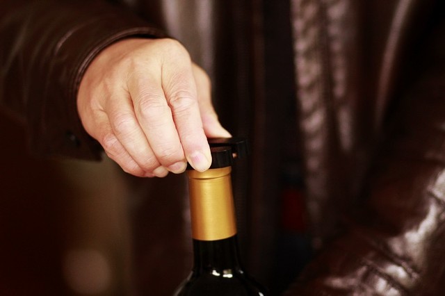 一般而言,葡萄酒从酒瓶倒入醒酒器的那一瞬间,醒酒就开始了,而醒酒