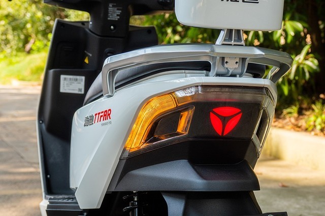 雅迪冠能T5电动轻便摩托车:TTFAR 7级增程 骑行新体验