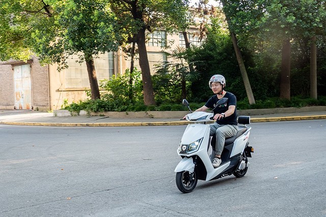 雅迪冠能T5电动轻便摩托车:TTFAR 7级增程 骑行新体验