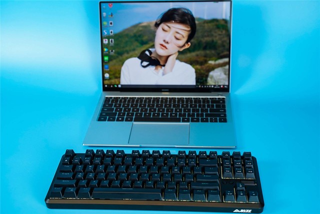 价格便宜,出门级首选。黑爵K870T蓝牙双模红轴机械键盘