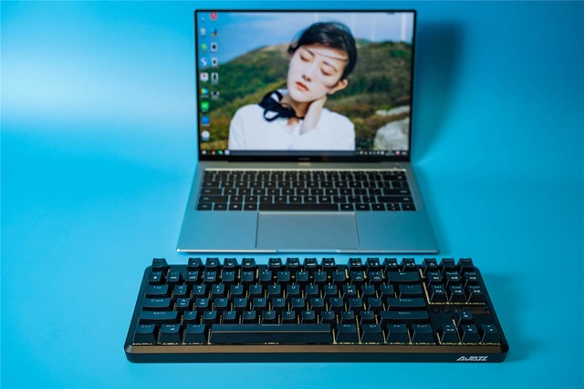 价格便宜,出门级首选。黑爵K870T蓝牙双模红轴机械键盘