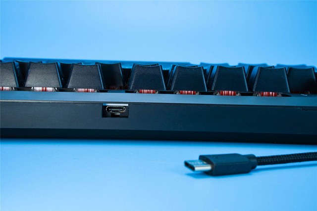 价格便宜,出门级首选。黑爵K870T蓝牙双模红轴机械键盘