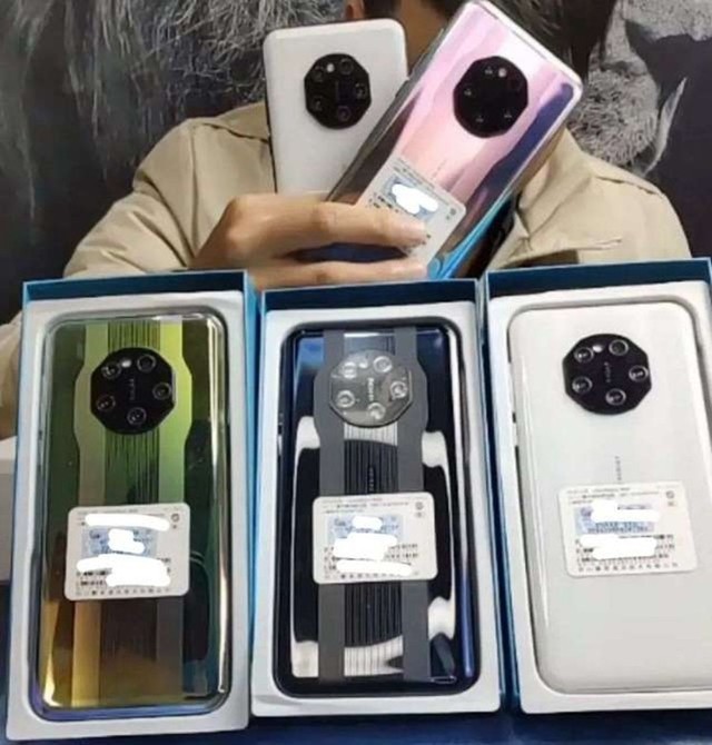 但是在机身正面,糖果mate40pro max与华为mate40 rs保时捷版本有所不