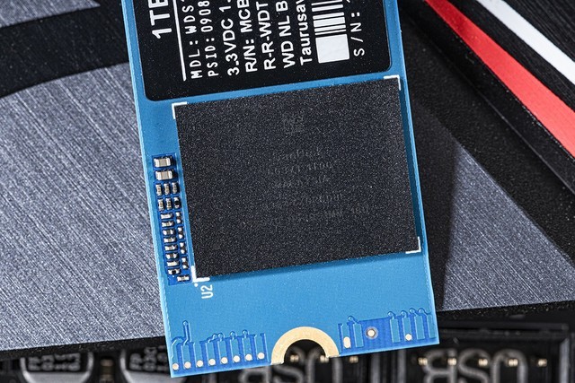 还能非常方便保证ssd实现单面颗粒布局,而且sn550还采用了主控和nand