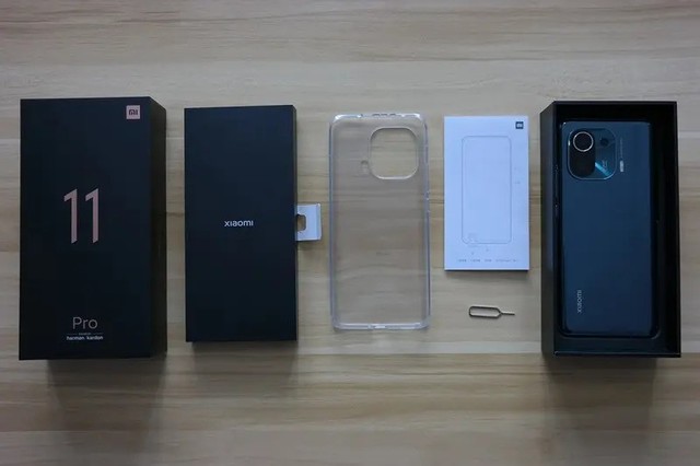 与今年初发布的小米11一样,小米11 pro也采用了环保的设计,薄盒子