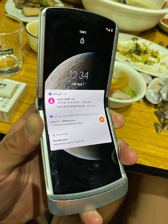 摩托罗拉将发布可折叠5G手机,Moto Razr 5G真机图遭曝光