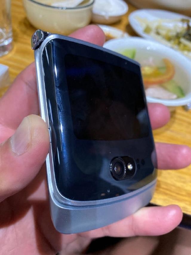 摩托罗拉将发布可折叠5G手机,Moto Razr 5G真机图遭曝光