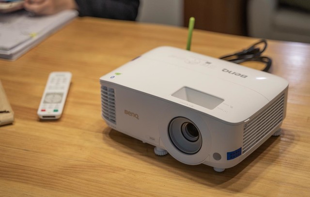 明基e520办公投影仪开启白天办公新时代