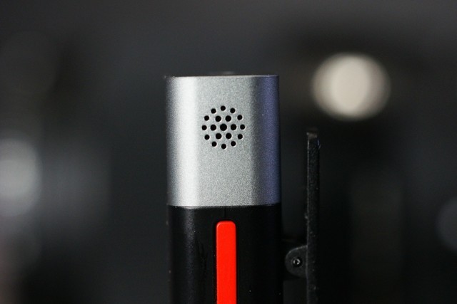 可以看到由很多小孔围成的圆形区域,这就是麦克风的收音孔了