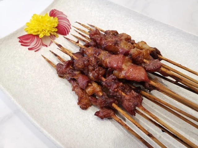 烤出的肉串绝对是香气扑鼻,而且不会像炭烤一样容易被烤干,而是带有